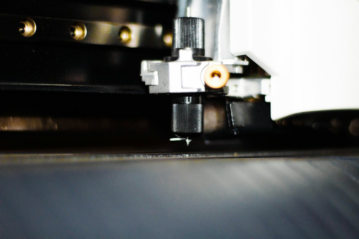 Precision cutting head and blade mechanism of a vinyl cutter.